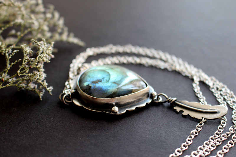 Un pájaro dejó una pluma en mi ventana, collar élfico en plata y labradorita