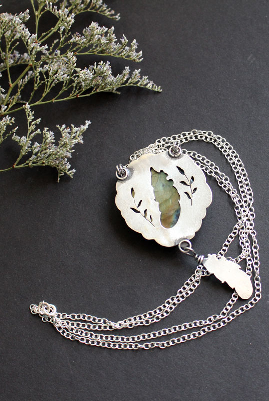 Un pájaro dejó una pluma en mi ventana, collar élfico en plata y labradorita