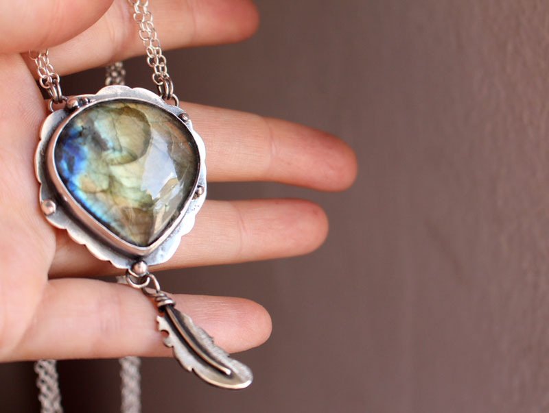 Un pájaro dejó una pluma en mi ventana, collar élfico en plata y labradorita