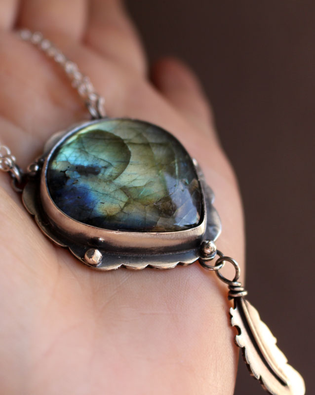 Un pájaro dejó una pluma en mi ventana, collar élfico en plata y labradorita