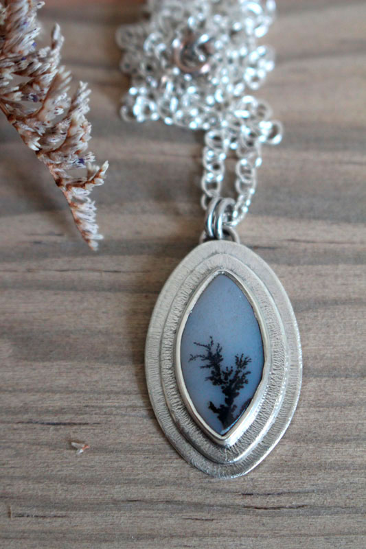 Una flor en el desierto, collar crecimiento en plata y ágata dendrítica