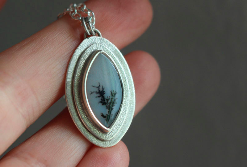 Una flor en el desierto, collar crecimiento en plata y ágata dendrítica