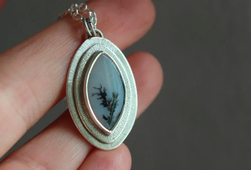 Una flor en el desierto, collar crecimiento en plata y ágata dendrítica