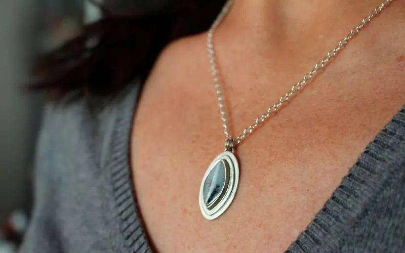 Una flor en el desierto, collar crecimiento en plata y ágata dendrítica