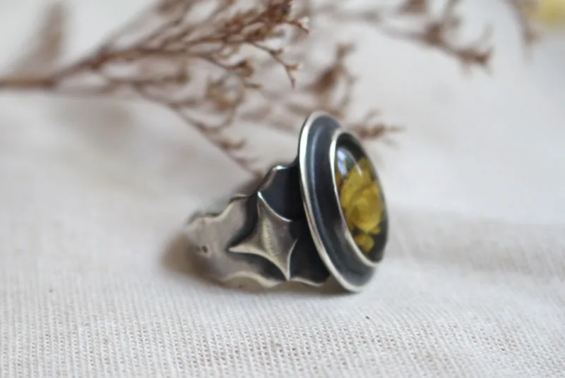 Una rosa bajo las estrellas, anillo flor intaglio en plata y ámbar