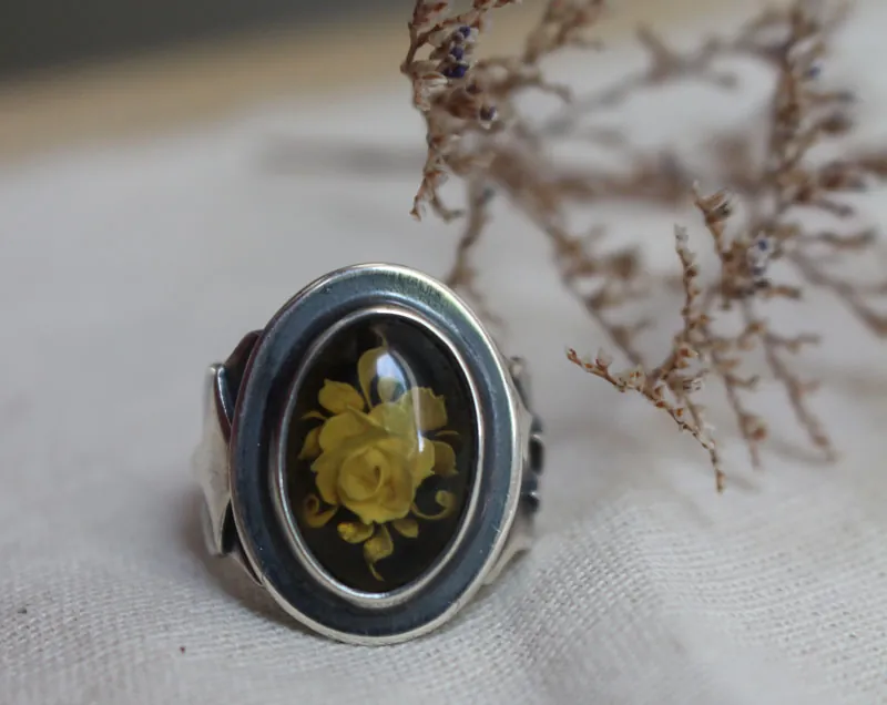 Una rosa bajo las estrellas, anillo flor intaglio en plata y ámbar