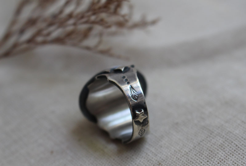 Una rosa bajo las estrellas, anillo flor intaglio en plata y ámbar