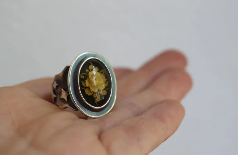 Una rosa bajo las estrellas, anillo flor intaglio en plata y ámbar