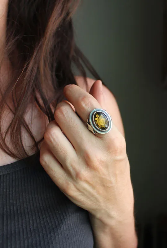 Una rosa bajo las estrellas, anillo flor intaglio en plata y ámbar