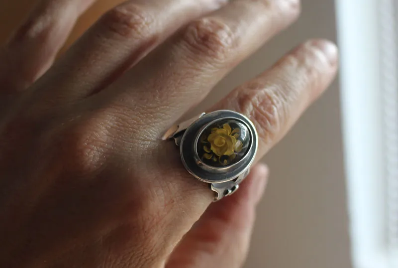 Una rosa bajo las estrellas, anillo flor intaglio en plata y ámbar