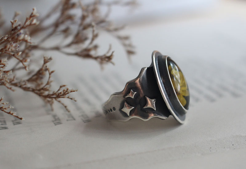 Una rosa bajo las estrellas, anillo flor intaglio en plata y ámbar