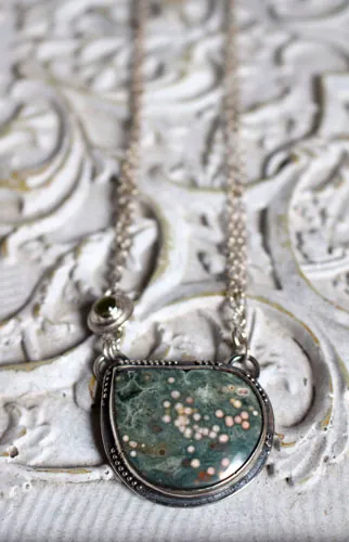 Urano, collar de inspiración griega en plata, jaspe oceánico y peridoto