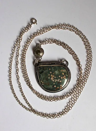 Urano, collar de inspiración griega en plata, jaspe oceánico y peridoto
