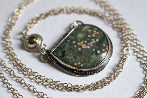 Urano, collar de inspiración griega en plata, jaspe oceánico y peridoto