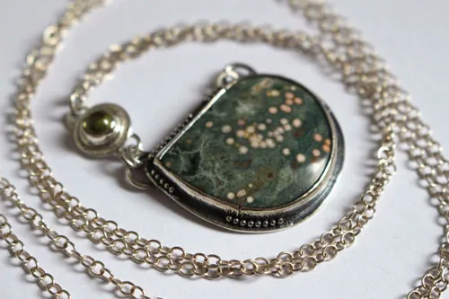 Urano, collar de inspiración griega en plata, jaspe oceánico y peridoto
