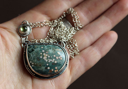 Urano, collar de inspiración griega en plata, jaspe oceánico y peridoto