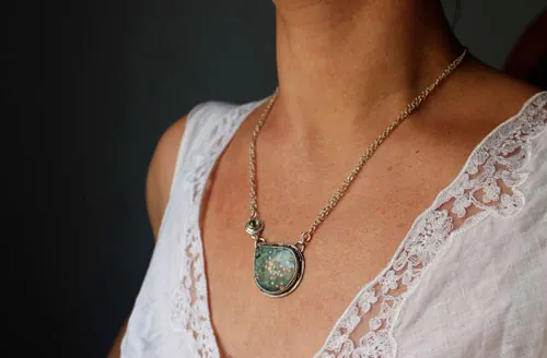 Urano, collar de inspiración griega en plata, jaspe oceánico y peridoto