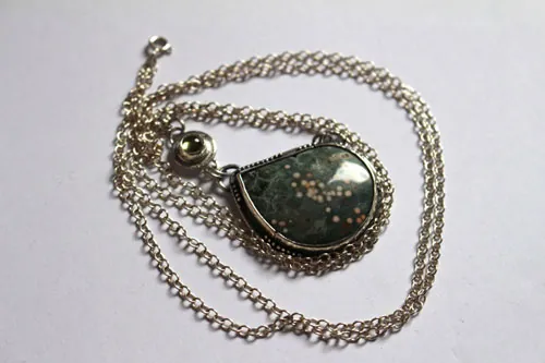 Urano, collar de inspiración griega en plata, jaspe oceánico y peridoto
