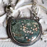 Urano, collar de inspiración griega en plata, jaspe oceánico y peridoto