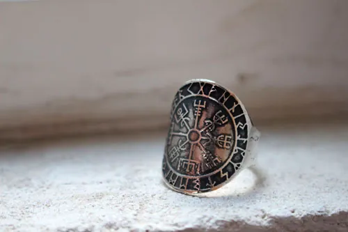 Vegvísir, anillo vikingo en plata
