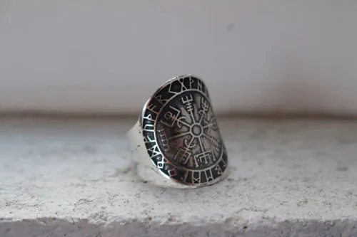 Vegvísir, anillo vikingo en plata