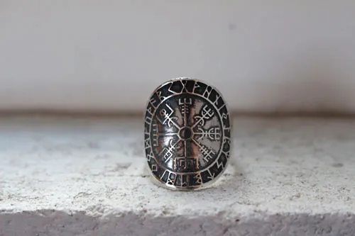 Vegvísir, anillo vikingo en plata