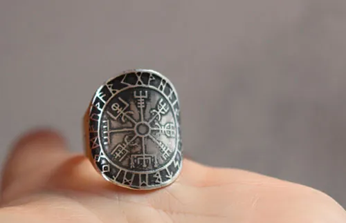 Vegvísir, anillo vikingo en plata