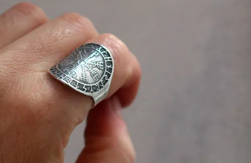 Vegvísir, anillo vikingo en plata