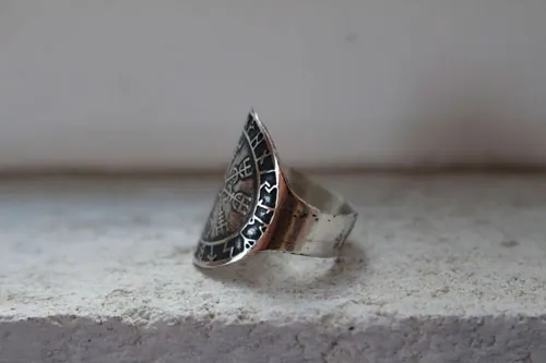 Vegvísir, anillo vikingo en plata