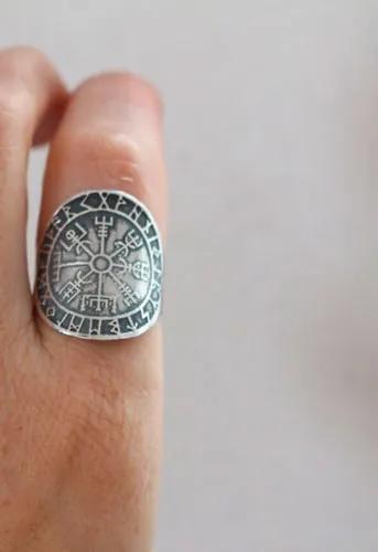 Vegvísir, anillo vikingo en plata