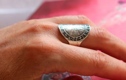 Vegvísir, anillo vikingo en plata