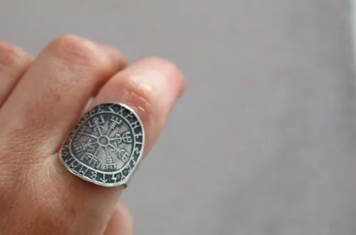 Vegvísir, anillo vikingo en plata