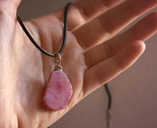 Vena de dragón, collar de escamas en plata, ágata vena de dragón y cordón de cuero