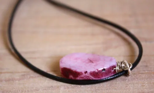 Vena de dragón, collar de escamas en plata, ágata vena de dragón y cordón de cuero