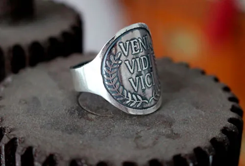 Veni Vidi Vici, anillo con cita latina de Julio César en plata