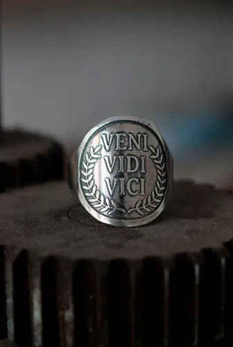Veni Vidi Vici, anillo con cita latina de Julio César en plata
