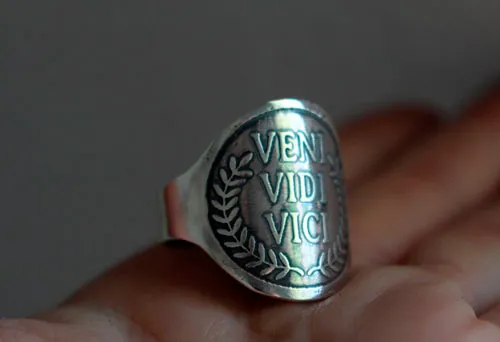 Veni Vidi Vici, anillo con cita latina de Julio César en plata