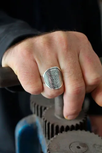 Veni Vidi Vici, anillo con cita latina de Julio César en plata