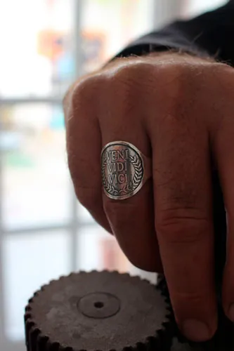Veni Vidi Vici, anillo con cita latina de Julio César en plata