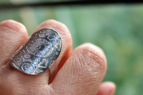 Viaje en el tiempo, anillo engranaje de reloj steampunk en plata