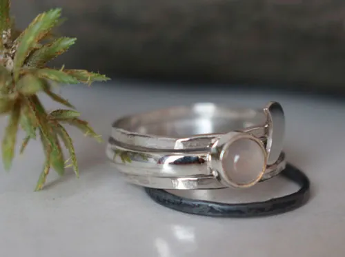 Viaje hacia la luna, anillo apilable en plata y piedra de luna
