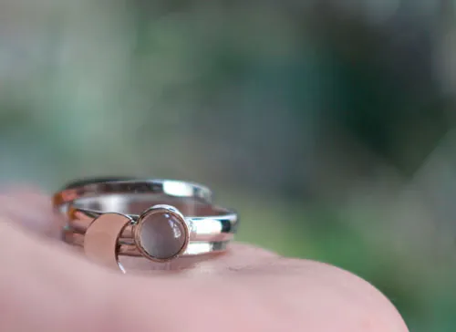 Viaje hacia la luna, anillo apilable en plata y piedra de luna