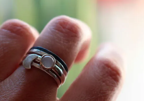 Viaje hacia la luna, anillo apilable en plata y piedra de luna