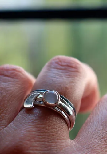 Viaje hacia la luna, anillo apilable en plata y piedra de luna