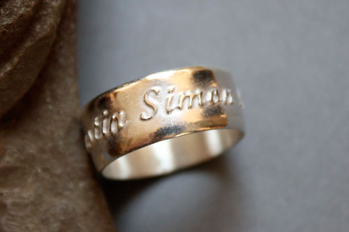 Vínculo familiar, anillo personalizado con nombres en relieve en plata