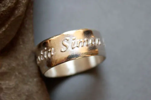 Vínculo familiar, anillo personalizado con nombres en relieve en plata