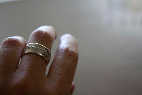Vínculo familiar, anillo personalizado con nombres en relieve en plata