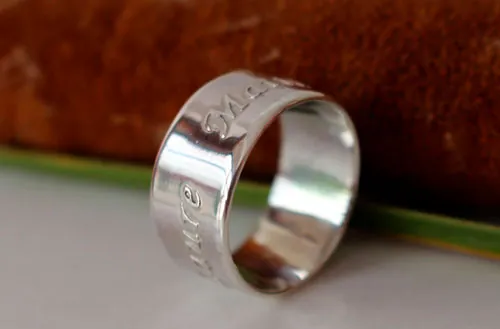 Vínculo familiar, anillo personalizado con nombres en relieve en plata