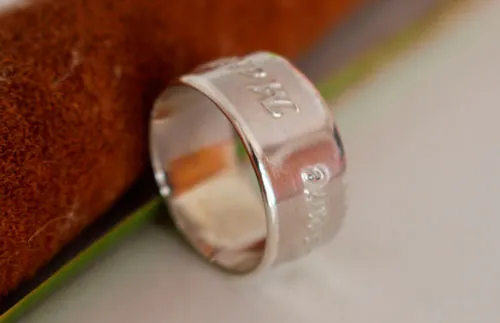 Vínculo familiar, anillo personalizado con nombres en relieve en plata