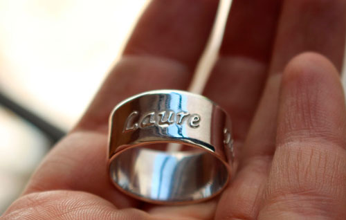 Vínculo familiar, anillo personalizado con nombres en relieve en plata